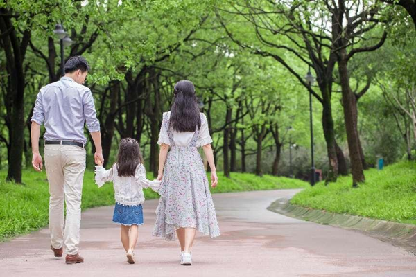 5岁幼童被滞留在幼儿园，父母构成遗弃罪吗？