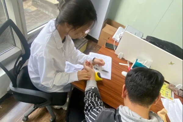 中恒信动态 | 爱心义诊进律所 助力员工健康行