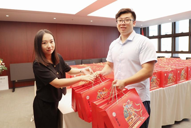 中恒信动态 | 浓情中秋，暖心相伴——中恒信律所为全体员工发放中秋福利