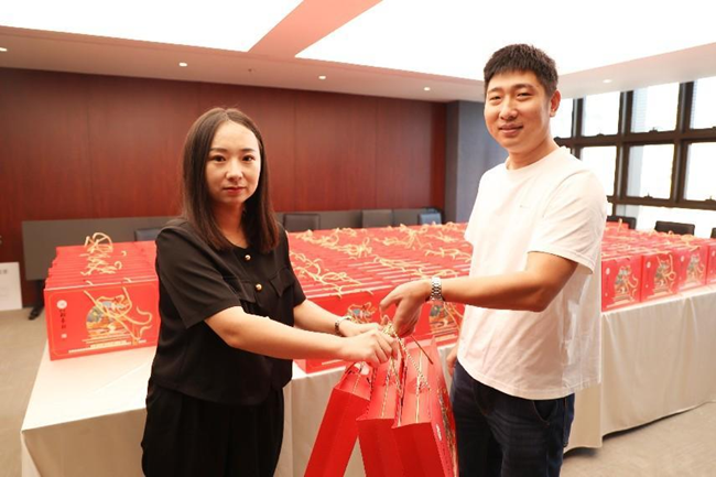 中恒信动态 | 浓情中秋，暖心相伴——中恒信律所为全体员工发放中秋福利